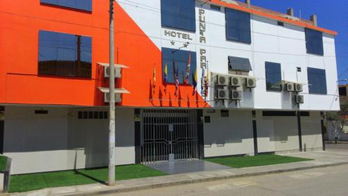 een oranje en wit gebouw aan de straatkant bij HOTEL PUNTA PARIÑAS-TALARA-PERU in Talara