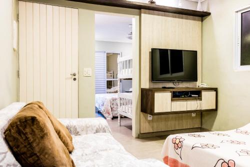 a living room with a tv and a couch at Casas aconchegantes in São Sebastião