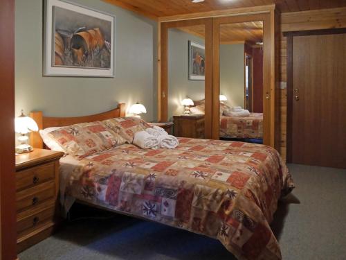 een slaapkamer met een bed en een grote spiegel bij Acacia Hills Retreat in Acacia Hills