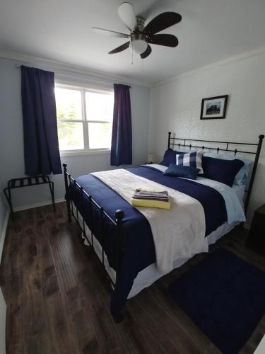 Tempat tidur dalam kamar di Lavenia Rose Cottages, Sunrise cottage