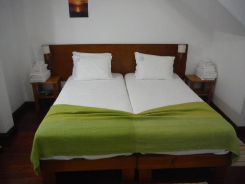 A bed or beds in a room at Quinta Da Ribeira Da Urze