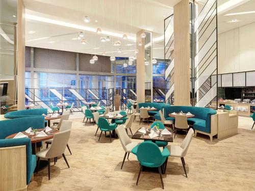Ruang duduk di Novotel Samator Surabaya Timur