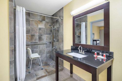 Bathroom sa Days Inn by Wyndham Muscle Shoals