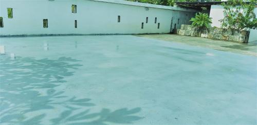 an empty parking lot in front of a building at Appartement Blue Coast in Mahébourg