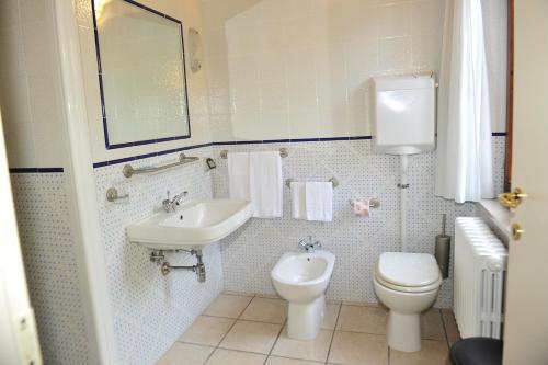 a bathroom with a toilet and a sink at Agriturismo La Caputa in Urbania