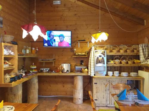 Cabaña de madera con cocina y TV. en Restaurant Hotel Chalet Del Sole, en Sauze dʼOulx
