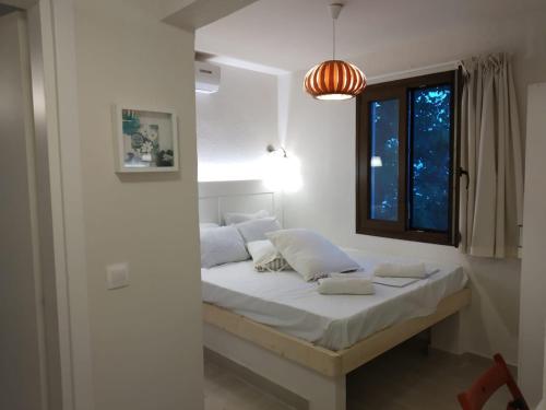 A bed or beds in a room at Isabel Artemis