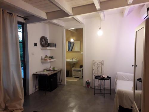 Habitación con cama, escritorio y lavabo. en Casetta Vacanza in Campagna, en Aradeo