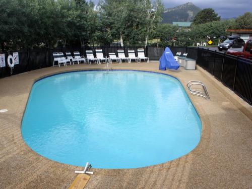 Kolam renang di atau dekat dengan Alpine Trail Ridge Inn