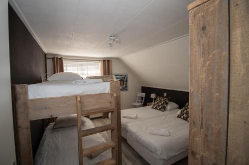 a room with two bunk beds and a window at Vakantiehuis Aangenaam - Olde Horst in Diever