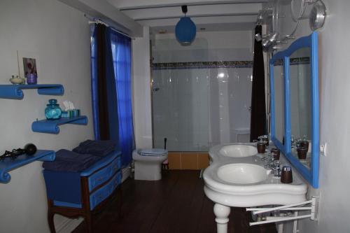 オンフルールにあるシャンブレ ドット マノワール デュ ブーケのバスルーム(白い洗面台、トイレ付)