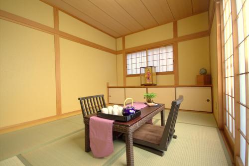 uma sala de jantar com uma mesa num quarto em 遊泊昭和町YupaStay em Osaka