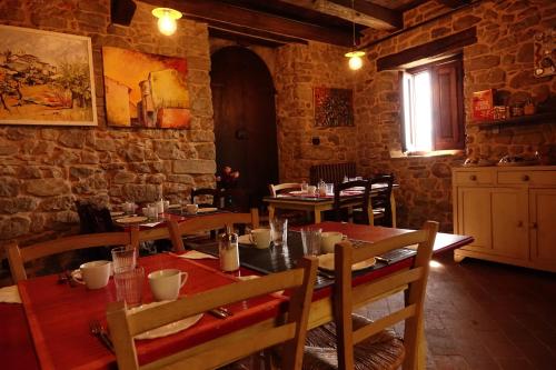 a dining room with a wooden table and chairs at Casa Vacanze Le Muse Sillico in Pieve Fosciana