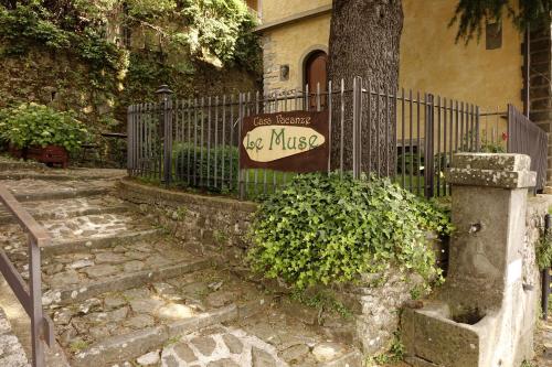 a wrought iron fence with a sign in front of a house at Casa Vacanze Le Muse Sillico in Pieve Fosciana