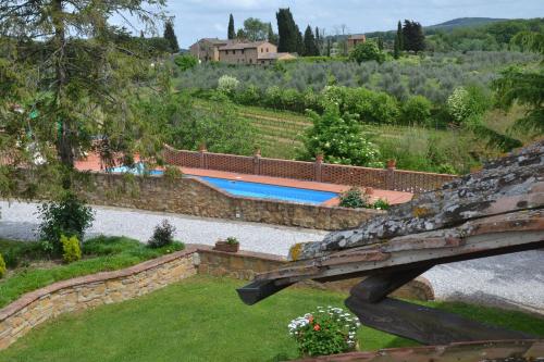 widok na podwórko z basenem w obiekcie La Casina Rosella w mieście Montaione