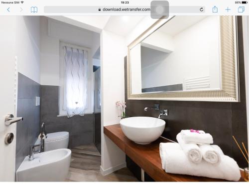 La salle de bains est pourvue d'un lavabo et d'un miroir. dans l'établissement La casa di MariGió, à La Spezia
