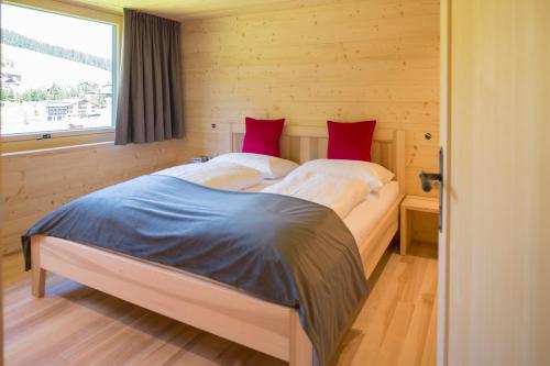 a bedroom with two beds in a room with a window at Appartement Omeshorn anno 1593 in Lech am Arlberg