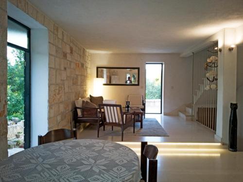 una camera con tavolo e sedie e un soggiorno di Villa Ujoli a Splitska