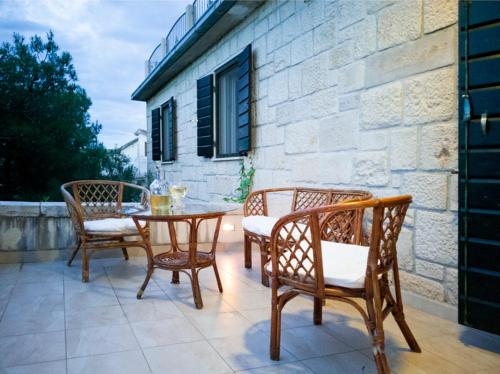 Un patio sau altă zonă în aer liber la Villa Ujoli
