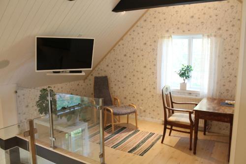 TV a/nebo společenská místnost v ubytování Drängstugan i Humla
