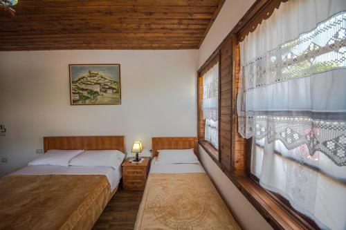 Una cama o camas en una habitación de Hotel Kalaja