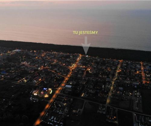 Una vista aérea de una ciudad con las palabras verdadero destino en Leśny Karwia - 70m do plaży, en Karwia