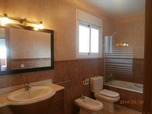 Koupelna v ubytování Precioso chalet con piscina privada