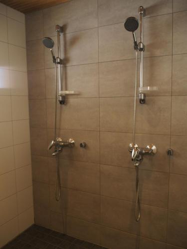 bagno con doccia e soffione di Lomapesä Cottages a Pertunmaa