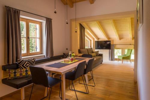 - une salle à manger et un salon avec une table et des chaises dans l'établissement Appartement Omeshorn anno 1593, à Lech am Arlberg