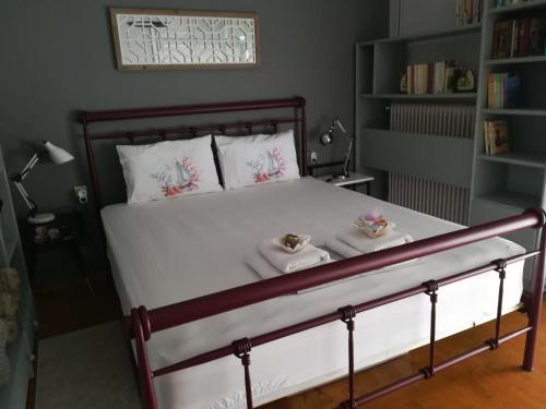 sypialnia z łóżkiem i dwoma ręcznikami na nim w obiekcie Areti' s Home w mieście Wolos