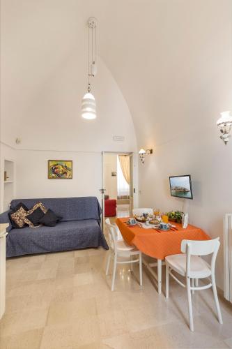 a living room with a table and a couch at Il Cedrangolo House in Monopoli