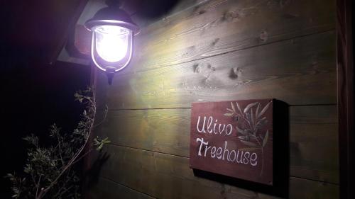 Palazzo Conforti Tree House Resortに飾ってある許可証、賞状、看板またはその他の書類