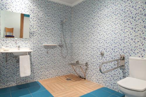 La salle de bains est pourvue de toilettes et d'un lavabo. dans l'établissement Hotel Bersoca, à Benicàssim