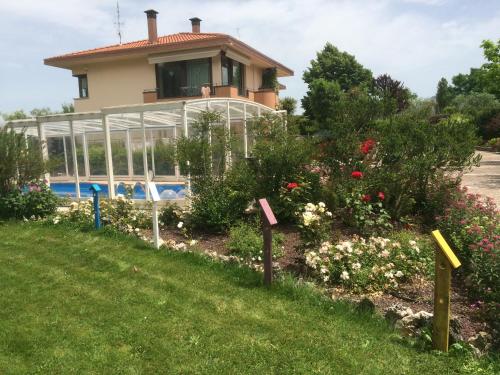 a house with a garden in front of it at Villa Margherita in Montaquila