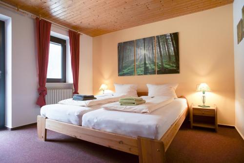 シュルッフゼーにあるGästehaus Seewaldのベッドルーム1室(ベッド2台、窓2つ付)