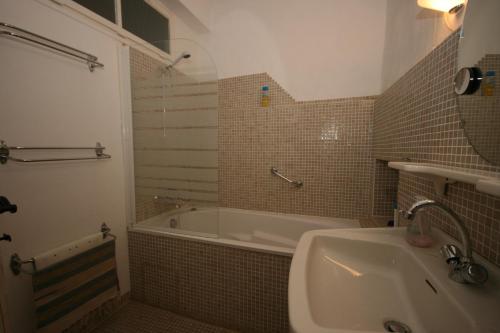 ein Badezimmer mit einer Badewanne, einem Waschbecken und einer Badewanne in der Unterkunft Mas des Tours Chambre d'hôtes in Tornac