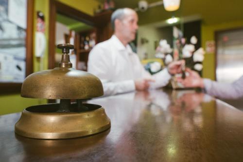 eine Glocke auf dem Tisch in der Unterkunft Gran Hotel Rural Cela in Belmonte de Miranda