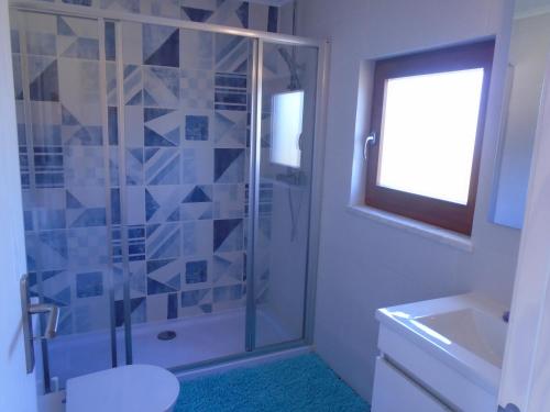La salle de bains est pourvue d'une douche, de toilettes et d'un lavabo. dans l'établissement Passo a passo, à Santo André