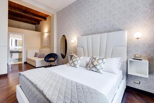 Ένα ή περισσότερα κρεβάτια σε δωμάτιο στο Trevi Private Suites by Premium Suites Collection