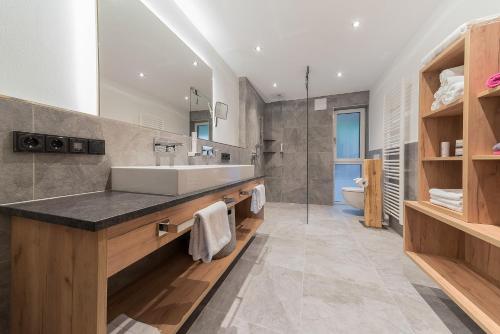 ein Bad mit einem Waschbecken und einem WC in der Unterkunft Alpen Air exklusive Apartments in Bad Reichenhall