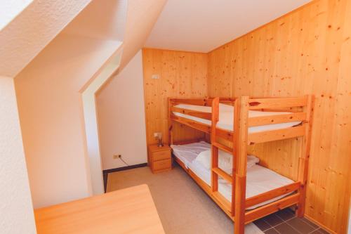 Łóżko lub łóżka piętrowe w pokoju w obiekcie Berggasthof Heuberghaus