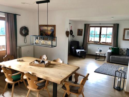 Panoramaresidenz Blindau في اريت ايم فينكل: غرفة معيشة مع طاولة وكراسي خشبية