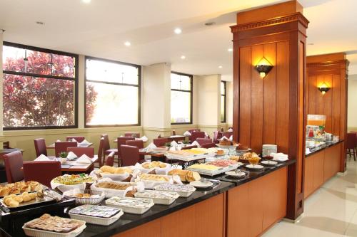 Una línea de buffet con muchos platos de comida en Sorocaba Park Hotel by Atlantica, en Sorocaba