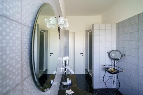 アグローポリにあるB&B Villa Le Mattineのバスルーム(鏡、シンク付)