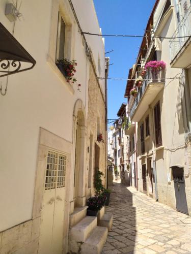 Une ruelle dans une vieille ville avec des bâtiments dans l'établissement LA CASETTA 6058, à Conversano