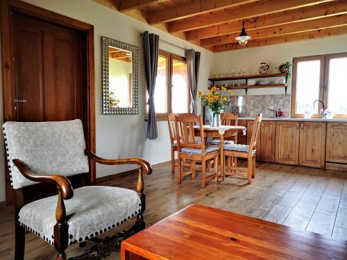 een keuken en eetkamer met een tafel en stoelen bij Dorotkowy Domek in Wielowieś