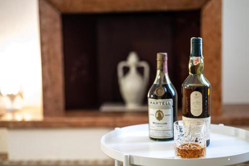 格羅塔列的住宿－Villa Dea，桌子上放着两瓶葡萄酒,放着一杯