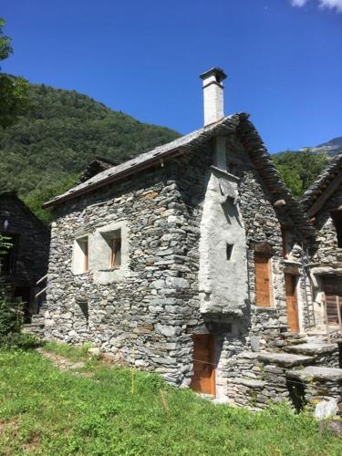 an old stone house sitting on top of a hill at Rustico Ca d'Damunt in Cevio