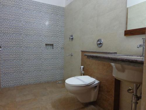 a bathroom with a toilet and a sink at Lakeside Inn Ratanada in Jodhpur