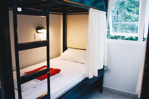 1 dormitorio con litera y ventana en CabanaCopa Hostel, en Río de Janeiro